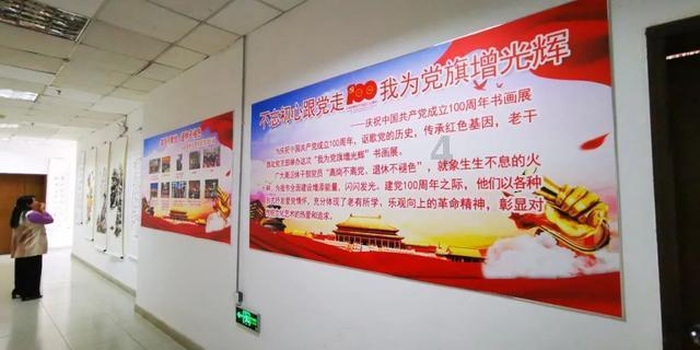 可爱女孩参加宴会